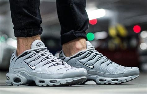 nike tn wolf grey